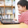 電話と診療所での逆境体験スクリーニング