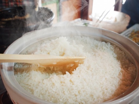 ご飯を土鍋でおいしく炊くための水加減と火加減