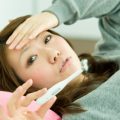 熱を下げる方法はおへその下の大動脈を冷やす