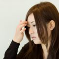顔のシミの原因は髪型やちょっとしたクセだった