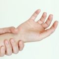 指先のしびれの原因は中指側か小指側で判別する