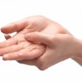 手足のしびれが左右対称なら糖尿病の可能性が大