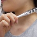 首のシワを隠すなら白いコンシーラーがおすすめ