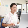 強い頭痛と吐き気の原因が閉塞隅角緑内障の症例